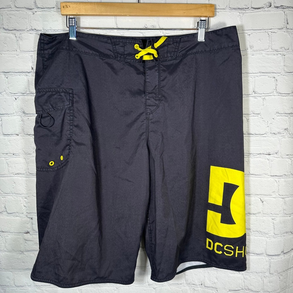 DC Shoes Mens Board Shorts Black Yellow Logo Cargo Pocket Swim Trunks Size 38